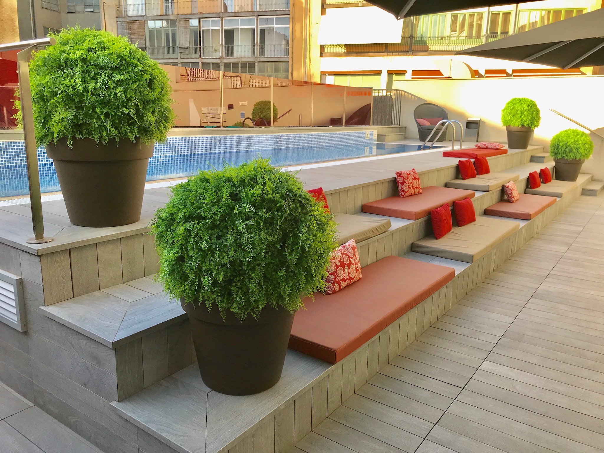 Escuela de posgrado telar manga ▷ Decoración de terrazas y exteriores con plantas artificiales